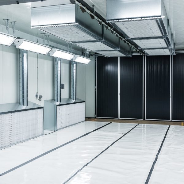 Tööstuslik värvikamber ripplaega ventilatsioonisüsteemi ja LED-valgustitega