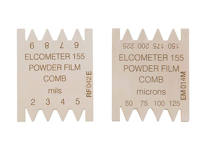 Elcometer 155 pulberkile kammid mõõteskaalaga mils ja mikronites, kaks metallist hammastega kammi