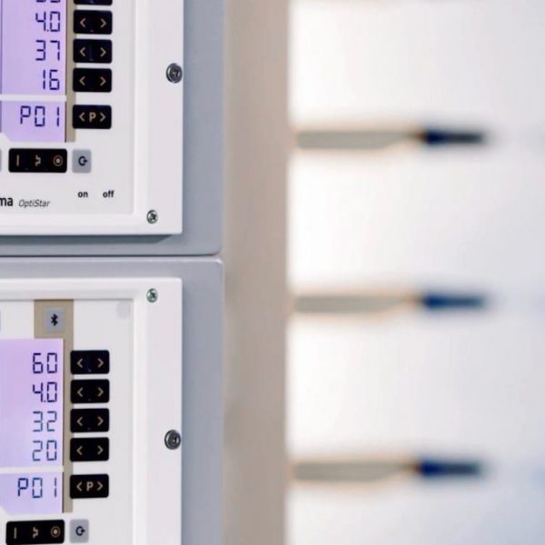 Gema OptiStar pulbervärvimise juhtseadmed digitaalsete näidikutega tööstuslikus keskkonnas