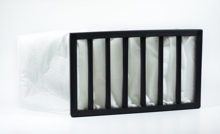 Musta plastraamiga valge kottfilter tööstuslikule ventilatsioonisüsteemile ISO 16890 standardi järgi