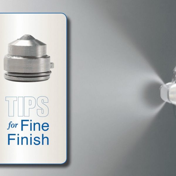 Metallist täppisdüüs ja peen pihustusudu tekstiga „Tips for Fine Finish“ tootepildil
