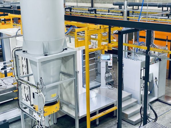 Automatiseeritud tööstuslik töötlemisliin puutetundliku juhtpaneeli ja kollase turvapiirdega tehases