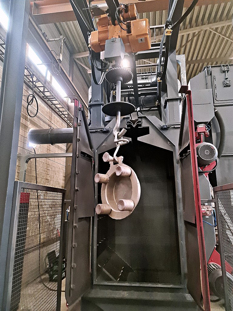 Riputiga haavelpuhastusseade VK 900x1500, mille konksu küljes ripub metalldetail töökambris